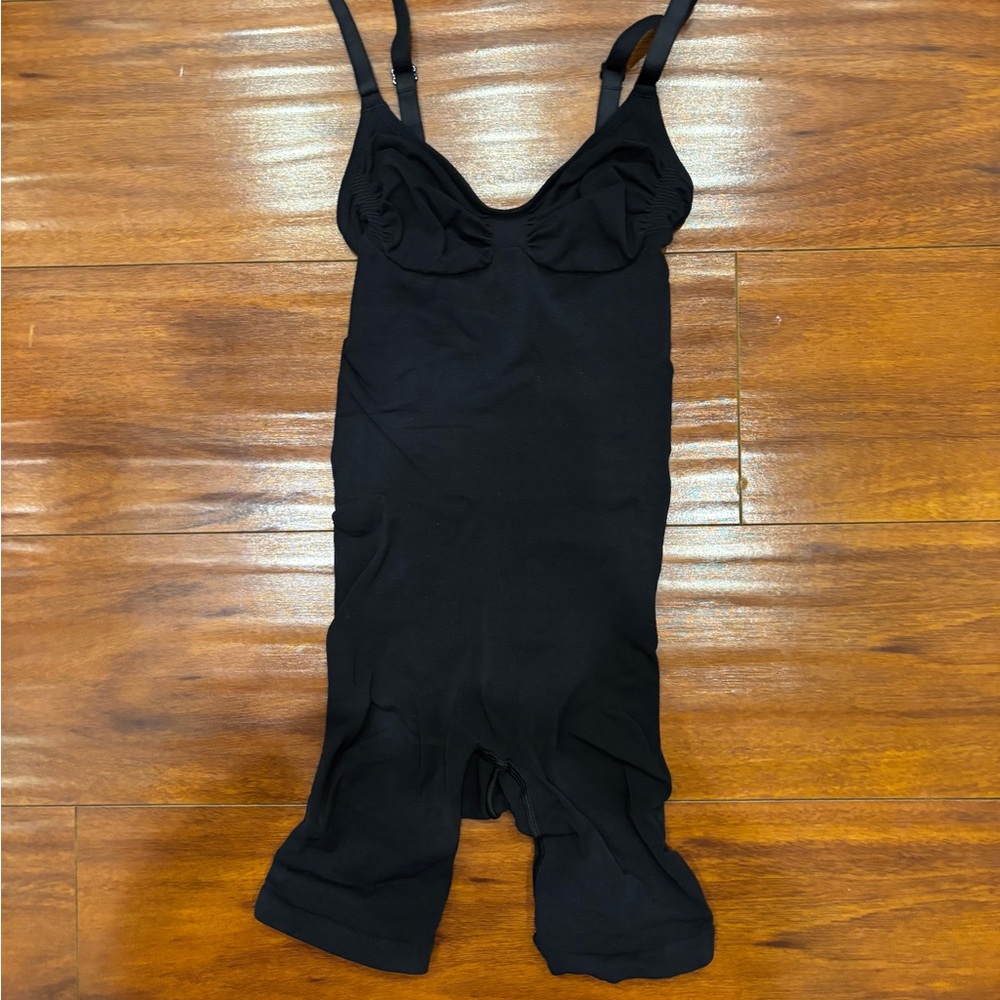SKIMS Onyx Seamless Sculpt Mid Thigh Bodysuit